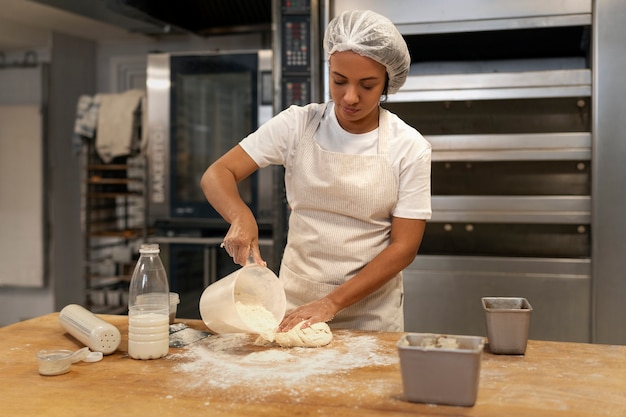 Frau Backen in der Vorderansicht der Küche