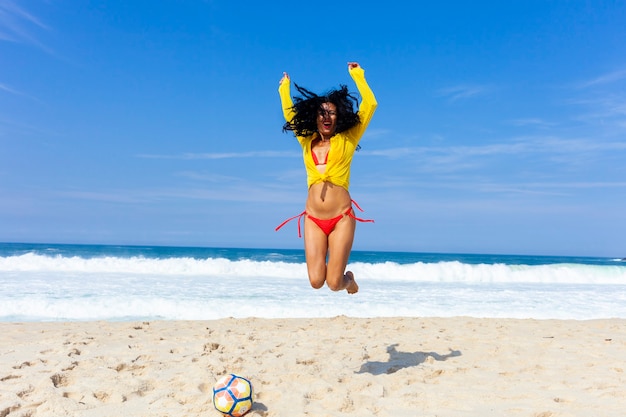 Frau Ball spielen am Strand, Rio de Janeiro.