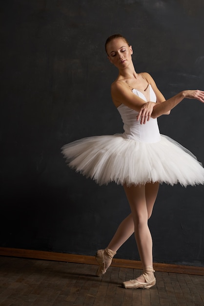 Frau Ballerina im weißen Tutu Leistung Gnadentanz. Foto in hoher Qualität