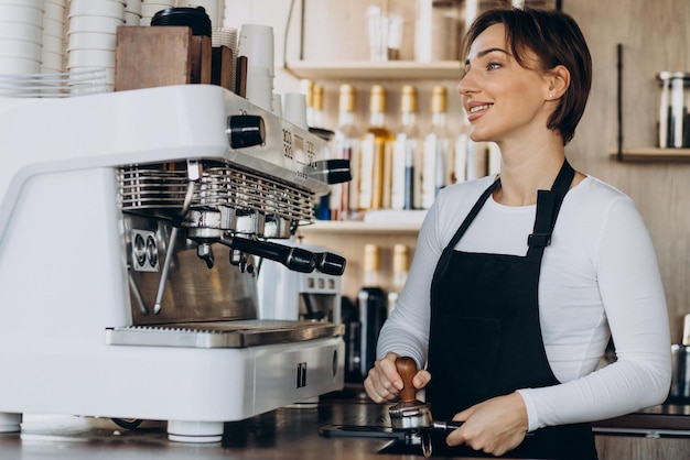 Frau Barista in einem Café, das Kaffee zubereitet