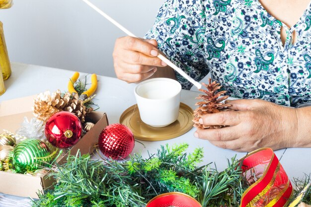 Frau bastelt zu Weihnachten