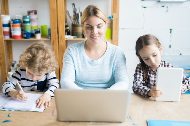 Frau bei der Arbeit mit Kindern