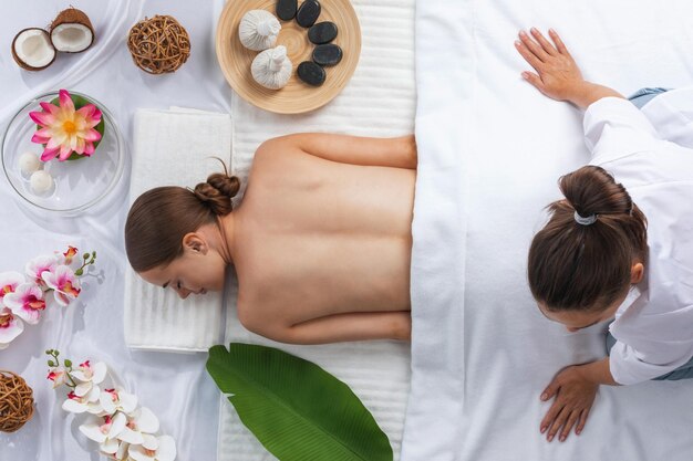 Frau bei der thailändischen Spa-Massage