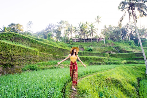 Frau bei Tegalalang Reisterrasse in Bali