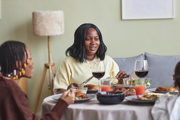 Frau beim Abendessen mit ihrer Familie