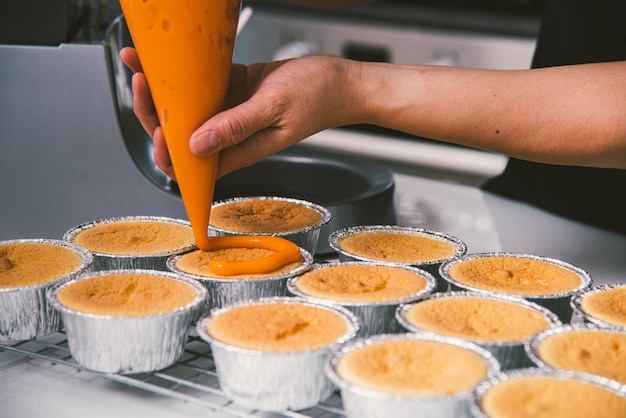 Frau beim Dekorieren Backen Kuchen backen