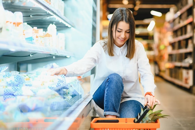 Frau beim Einkaufen im Supermarkt