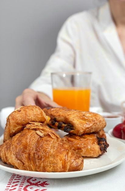 Frau beim Frühstück im Pyjama