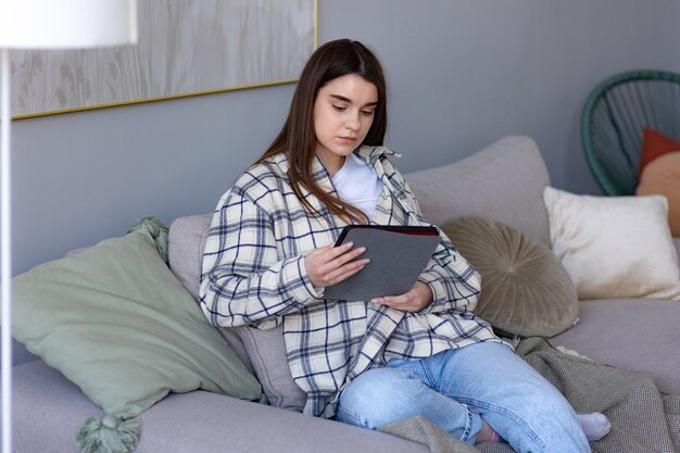 Frau beim Online-Shopping auf der Website