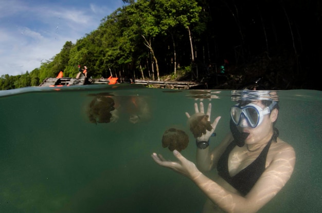 Foto frau beim schnorcheln im see