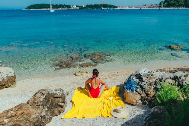 Frau beim Sonnenbaden am Meeresstrand an sonnigen Tagen