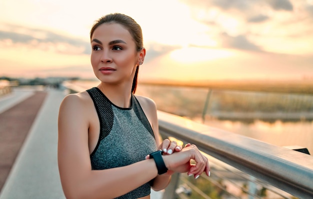 Frau beim Sport auf der Straße