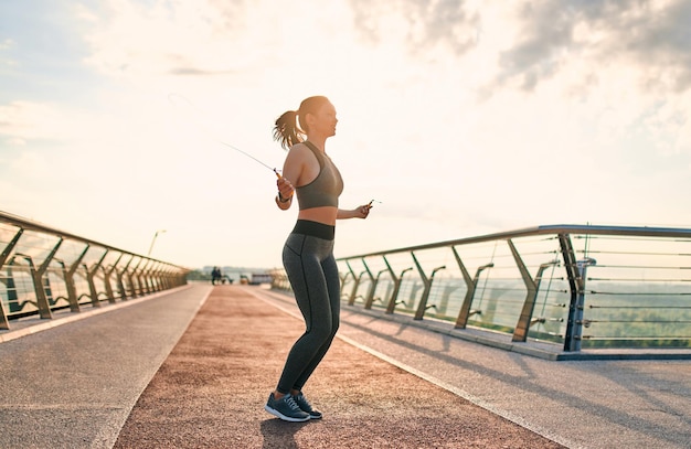 Frau beim Sport auf der Straße