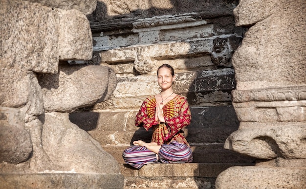 Frau beim Yoga in Indien