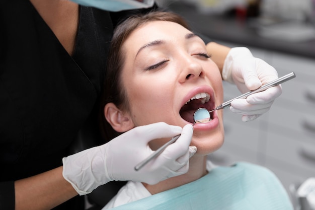 Frau beim Zahnarzttermin hautnah