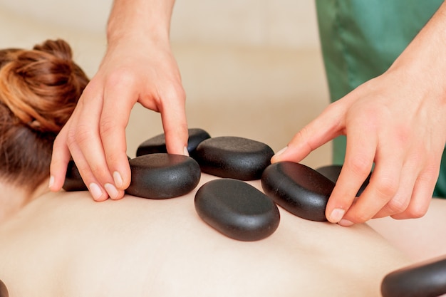 Frau bekommt eine Hot Stone Massage.