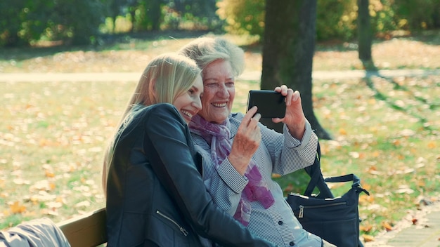 Frau benutzt das Handy im Freien