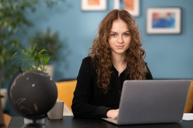 Frau benutzt Laptop, um Websites zu durchsuchen und zu tippen