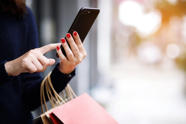 Foto frau benutzt smartphones, die online einkaufen