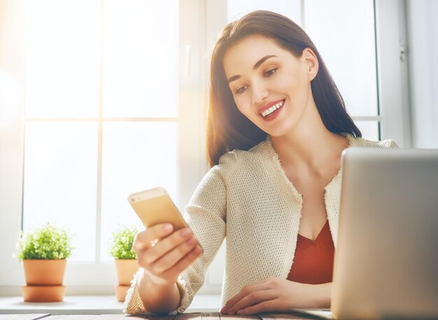 Frau benutzt Telefon Konzept junger Menschen, die mit mobilen Geräten arbeiten