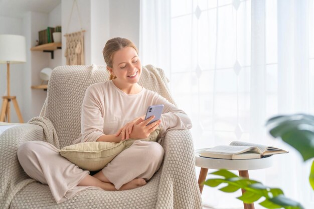 Frau benutzt Telefon