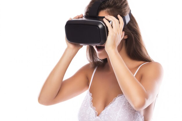 Frau benutzt VR-Headset