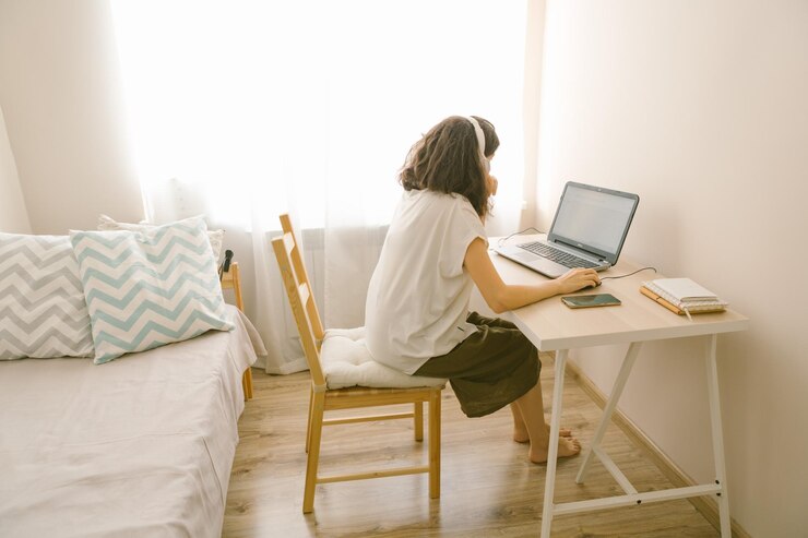 Foto frau benutzt zu hause einen laptop