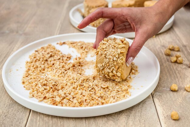 Foto frau bereitet dessert vor