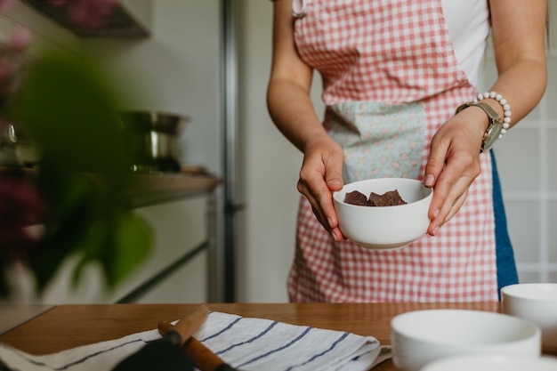 Frau bereitet ein Schokoladendessert zu