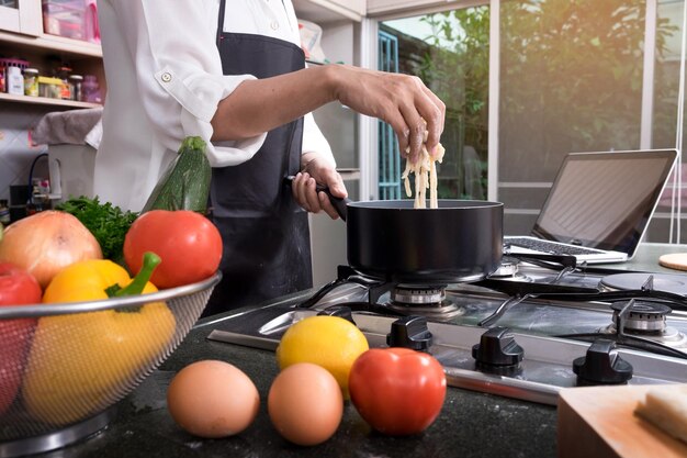 Frau bereitet Essen in der Küche zu Hause vor