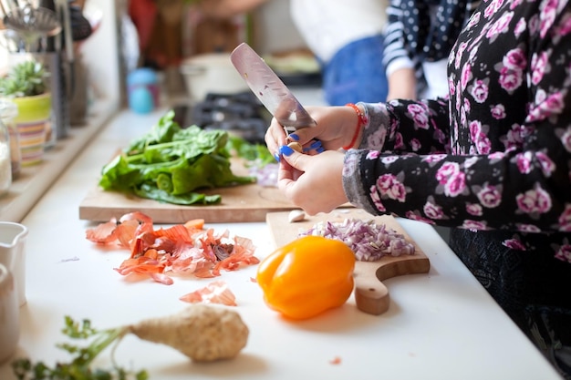 Foto frau bereitet essen vor