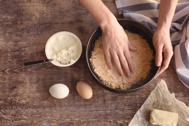 Frau bereitet Käsekuchen in der Küche zu