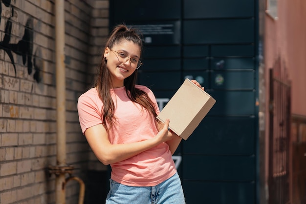 Frau bereitet Paket für den Versand an den Kunden in der Nähe des Postamtes vor