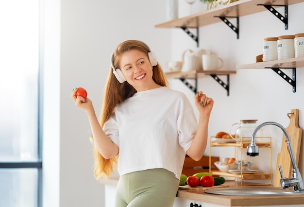 Frau bereitet richtige Mahlzeit zu