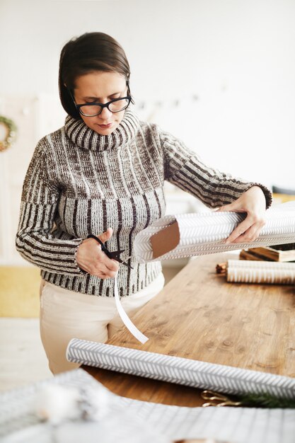 Frau bereitet sich auf Weihnachten vor