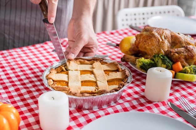 Frau bereitet Thanksgiving-Dinner in der heimischen Küche zu