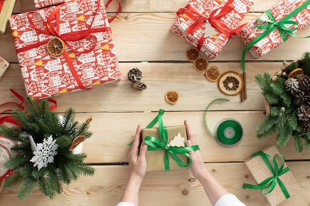 Foto frau bereitet weihnachtsgeschenke vor