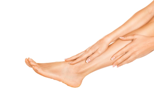 Frau berührt zärtlich ihre Füße Hautpflegekonzept