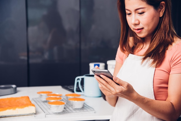 Frau Besitzer Bäckerei mit Smartphone