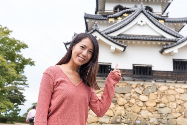 Frau besuchen Schloss Hikone in Japan