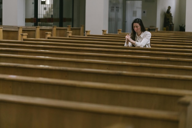 Frau betet in der Kirche zu Gott