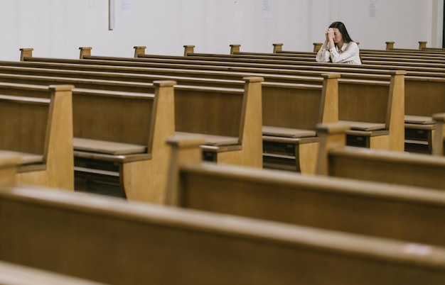 Frau betet in der Kirche zu Gott