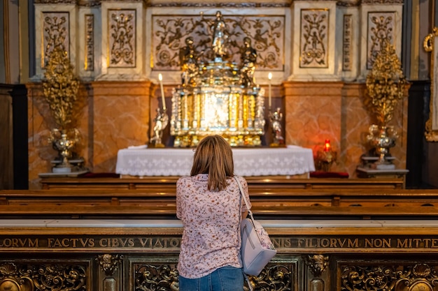 Frau betet in einer Kapelle in der Kathedrale Basilica del Pilar in Zaragoza Spanien