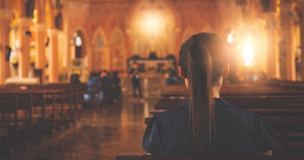 Foto frau betet zu gott in der kirche.