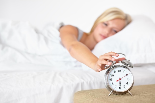 Frau Bett und schlafen mit Alarm aufwachen und träumen im Bett Ruhe und Wohnung am Morgen müde Decke und erschöpft auf Kissen junge Frau schläft im Haus am Wochenende mit Müdigkeit