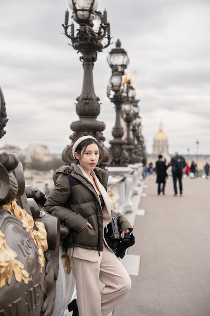 Frau bewundert die Aussicht vom Pont Alexandre III