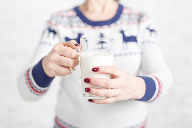 Frau bietet an, eine Tasse Milch zu trinken