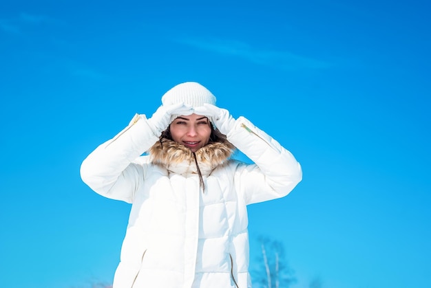 Frau blinzelt vom Sonnenwinter