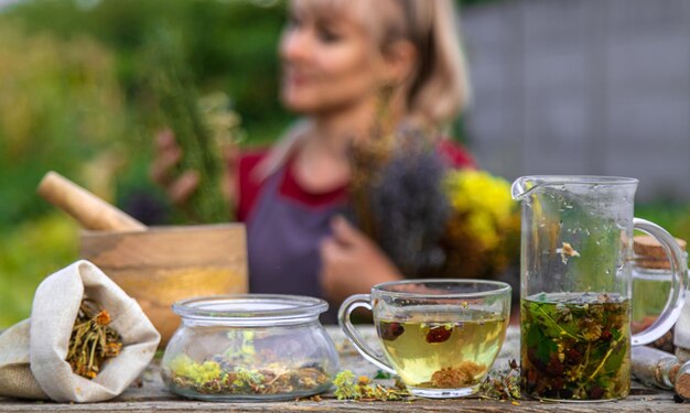 Frau braut Kräutertee Selektiven Fokus