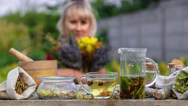 Frau braut Kräutertee Selektiven Fokus